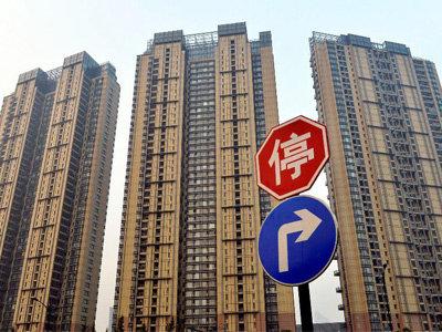 據不完全統計，今年前5個月已有20餘地出台租房新規，涉及房源、租金、安全、監管乃至戶籍等諸多方麵，快來看看有你將去的城市嗎？    　　9地保障租賃住房供應  　　日前，58安居客房產研究院發布重點城市租房趨勢報告顯示：4月份，北京、廣州、深圳新增房源量依次環比上漲31.4%、28.9%和45.4%；新一線城市代表如成都、杭州、天津等新增房源量漲幅更高，分別為61.7%、70.3%和56.6%。  　　58安居客房產研究院分院院長張波認為，二線城市出現部分區域房源供給量明顯增長等和城市的市場環境有著直接關係。事實上，據中新經緯客戶端不完全統計，今年以來，已有9地明確租賃住房建設計劃或增加供應措施。    　　其中，濟南明確，通過3年試點工作，每年新增租賃住房120萬平方米；杭州住保房管局確定2020年籌建完成藍領公寓1.5萬套(間)的目標任務；紹興計劃自2020年起到2024年，建設2.2萬套人才租賃住房。  　　此外，長沙、武漢兩地政府表態允許將符合條件的非住宅存量房屋改造為租賃住房，深圳住建局就“商改租”有關事項公開征求意見；廣州、鄭州兩地鼓勵利用集體、國有或自有土地建設租賃住房，前者給予補貼，後者將相關項目列入地方租賃住房建設計劃；合肥還明確，將個人出租自有住房每平方米獎勵從12元提高6元至18元。  　　易居研究院智庫中心研究總監嚴躍進指出，2015年、2016年的時候中央和住建部就提出要大力發展租賃市場，到現在差不多已經五年的時間。在這個時間節點上，各地效果如何需要評估，今年也要加快完成發展。  　　嚴躍進表示，從實際過程看，有些地方積極增加土地供應，有些地方從存量物業的改造、更新等方麵予以支持；有些地方明確政策性租賃住房和市場化租賃租房方麵可以進行創新。各地手段不同，但都有力地促進了當地的租賃市場。  　　嚴躍進認為，現在的問題是上麵提到的手段都是供應端的，是多主體供應、多渠道保障的導向。接下來的工作是強化租售同權，讓更多人去租房子，這就是需求端的內容。供應端和需求端做好，後續的租賃市場才能更好的健康發展。  　　6地新規緩解租房壓力  　　58安居客房產研究院發布的《2020一季度租房趨勢報告》顯示，租金作為租客的重要生活開支，在總收入中占有不小的比重。48.7%受訪者表示租房消費占比較高，排在各種生活消費之首。在該報告的受訪對象中，有20%的受訪者月租金占月收入比重超過30%。  　　針對過高的租金開支，6地從兩方麵著手出台新規幫租客“排憂解難”。  　　公積金提取方麵，4月起，沈陽提高租賃住房提取限額。其中，房屋坐落地址在沈陽市區的，限額由1200元/月提高至1400元/月；4月起，濟南提高職工個人租賃商品房提取定額，從9600元提高到12000元；5月7日，東莞宣布將租住本市住房提取比例上限提高至70%、額度上限提高至1800元/月。  　　濟南住房公積金中心工作人員表示，提高商品房租賃提取額度，有助於發展濟南市租賃住房市場，繳納公積金的雙職工家庭平均每月可提取2000元，在相當程度上改善家庭居住條件。  　　在租房補貼方麵，南京明確，符合申領條件的博士、碩士、學士按每人每月2000元、800元、600元享受最長36個月的住房租賃補貼；廣州番禺區表示，對符合相關條件的高層次人才提供最高50萬元(稅前)的購房補貼或給予所租房屋的50%租金補貼；青島指出，推進城鎮住房保障家庭租賃補貼工作，將2人戶、3人戶保障麵積標準在原基礎上各上調15平方米。  　　青島住建局認為，推進住房租賃補貼保障工作，是健全 “多主體供給、多渠道保障、租購並舉”住房製度的具體舉措。各級有關部門要以保障城鎮住房困難家庭的基本住房需求為立足點，以解決新市民的住房困難為出發點，進一步拓寬保障範圍，加大保障力度。  　　7地新規關注租房安全  　　除了房源和租金，租房安全也是不少地方政府關注的重點。  　　以珠海、濟南為代表的地方政府較為關注房屋本身的質量安全，兩地先後出台出租屋管理辦法征求意見稿。其中，珠海擬規定出租住房不得分隔搭建後出租，廚房、陽台、衛生間等不得出租供人員居住；濟南擬規定不得改變原有房屋的空間布局結構，不得按床位出租等。  　　另一些地方政府則更為關注租賃機構安全，如湖南、河北為規範省住房租賃市場行為，引導住房租賃雙方使用規範化的租賃合同，促進住房租賃市場持續健康發展，啟用全省統一《住房租賃合同》示範文本；  　　再如南京為保護租賃當事人的合法權益，規範住房租賃經營行為，要求市內所有的住房租賃機構建立租金托管製度，且需在商業銀行設立唯一的租金專用賬戶，專戶信息應在南京網上房地產網站公布。  　　無獨有偶，4月初西安也就《住房租賃資金監督管理實施意見》公開征求意見，該市擬規定“托管式”租賃企業在開展業務前需與商業銀行簽訂《住房租賃資金監管協議書》，並在監管銀行開立存量住房租賃交易資金監管專用賬戶。  　　不過，最為嚴苛的當屬合肥，該市擬對住房租賃企業進行信用考評，分別為五星、四星、三星、二星、一星、無星。其中，一星級企業為信用警告對象，無星級企業為失信懲戒對象，列入失信黑名單，實施聯合懲戒。  　　對此，合肥市住房租賃協會秘書長伍豔表示，主管部門推出信用評級考核辦法，主要是對合規經營的企業提供鼓勵和促進，對違規經營的企業進行打擊和披露，同時為合肥新市民在選擇合規靠譜的住房租賃企業方麵，提供明確和明示化的標準和規範。  　　還值得一提的是，4月22日，廣東省住房和城鄉建設廳與人民銀行廣州分行簽訂《合作備忘錄》，首次將公租房違規行為，包括違規享受公租房、違規申請租賃補貼等納入人民銀行征信係統。  　　此外，6月1日起，濟南全麵取消落戶城鎮條件限製，提供人才、院校學生、居住、就業、投靠等六種落戶途徑。嚴躍進分析稱，“居住途徑落戶”提到了租房落戶，這有望成為今年濟南租賃市場發展的一個突破口，租賃市場需求將會增加。  　　來源：中新經緯