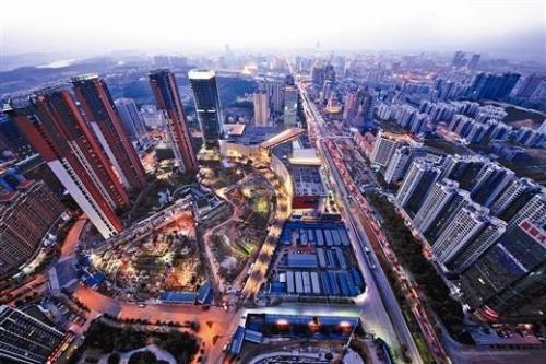 隨著疫情防控基本平穩，房地產行業複工複產紮實推進，企業為了進一步彌補前期疫情對銷售的負麵影響，加大了推盤力度，力求資金盡快回籠。在市場預期穩步恢複的背景下，樓市成交也逐漸複蘇。    　　中國指數研究院稱，5月，地方政府在“房住不炒”的樓市調控總基調指導下，因城施策更加靈活，但是房地產市場恢複速度略顯不同。其中，一線及核心二線城市市場需求整體恢複較快；部分三四線城市受人口、產業等多重因素影響，市場需求恢複相對緩慢。  　　中國指數研究院數據顯示，截至6月7日，受監測的12個一二線主要城市庫存總量環比微幅上升0.04%。截至6月首周，受監測城市中北京升幅較高，為4.44%；福州緊隨其後，升幅為4.08%；溫州升幅較小，為0.24%。監測城市中，東營庫存環比降幅較高，為6.06%。    　　事實上，從5月開始，城市住宅新增供應量同環比均小幅上升。另外，受房企積極推盤疊加疫情期間積壓的購房需求持續釋放影響，多數城市市場交易逐步恢複，成交量同步上升。從銷供比來看，一線城市去化能力更為樂觀。截至5月底，重點城市中，南京、杭州屬於庫存吃緊較為嚴重的城市，當前去化周期分別為5.77個月、5.11個月。  　　克而瑞地產研究中心近日公布的報告指出，在成交明顯複蘇帶動下，5月多數城市供求關係維持平衡。受監測的28個重點城市消化周期環比皆大幅收窄，八成以上城市降至18個月警戒線以下，杭州、濟南等消化周期不足6個月。  　　從庫存狀況來看，28個城市當中六成以上城市供求比小於1；同時，六成以上城市庫存麵積環比有所回落。但同比來看，七成以上城市庫存仍處上升通道，青島、鄭州、杭州等同比增幅超40%。  　　克而瑞方麵認為，隨著半年度業績衝刺季的到來，房企必將加快供貨節奏，供應有望放量增長，甚至創年內新高，預計6月市場仍將保持較高熱度。  　　來源：經濟參考報